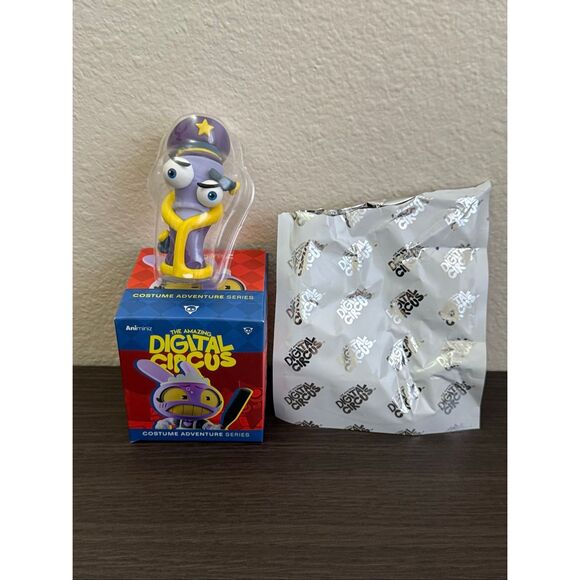 The Amazing Digital Circus Animiniz Costume Adventure Series Figure - Kinger - Picture 1 of 5